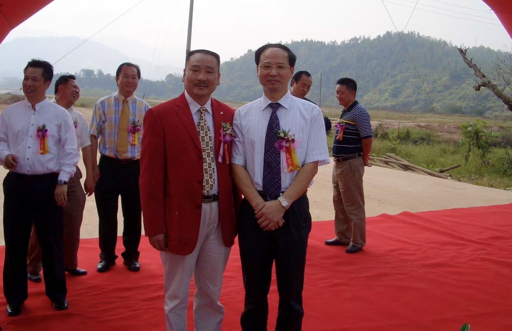 赣州市市委副书记万明与刘董合影1.jpg