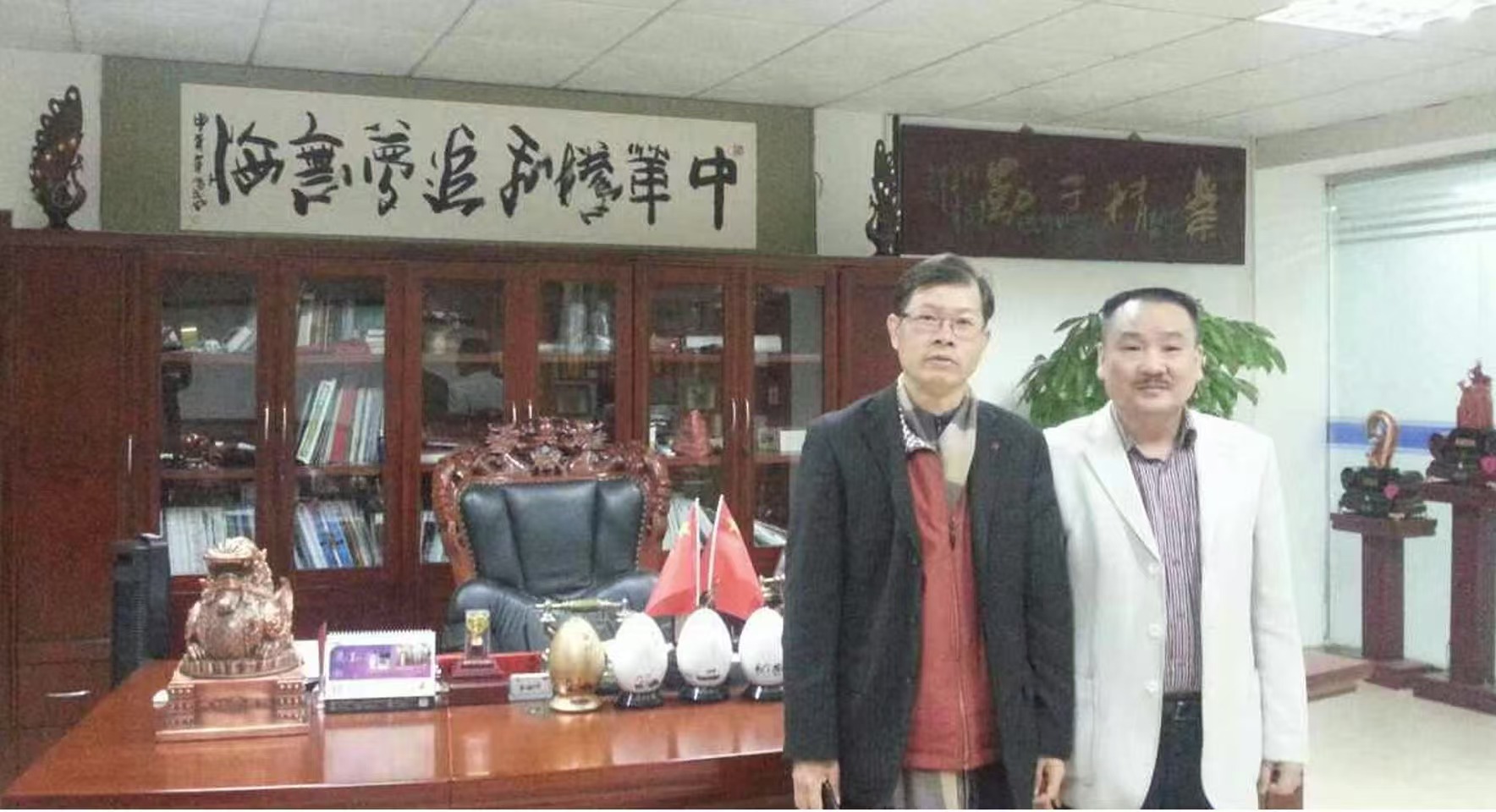 刘董与著名健康专家、负离子医学专家、中国保健协会会长陈晓峰合影1.jpg